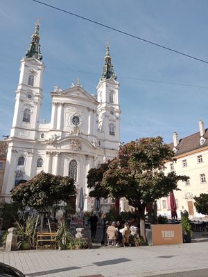 Outdoor seating area for warmer days at Treu am Platzl in Vienna