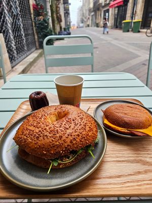 Cannelé, petit burger et sandwich at Land & Monkeys in Bordeaux