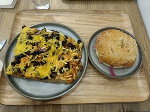 Focaccia tomate olives et bagel nordique at Land & Monkeys in Bordeaux