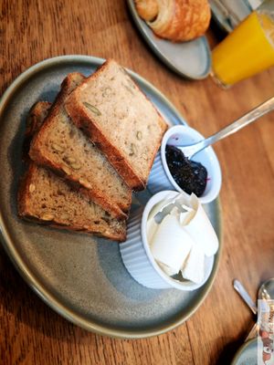 Bread, vegan butter and marmelade at Land & Monkeys in Bordeaux