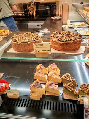 cakes and flan at Land & Monkeys in Bordeaux