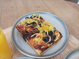 Focaccia tomate olives at Land & Monkeys in Bordeaux