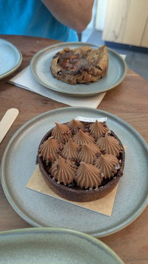 Monkey cookie and chocolate tarte at Land & Monkeys in Bordeaux
