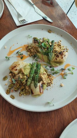 Alho poró, aspargos e favas at Tau Cozinha in Sao Paulo