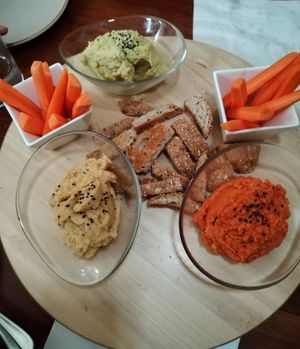 Hummus de legumbres  at Mugarum Kómo Komo in Cartagena