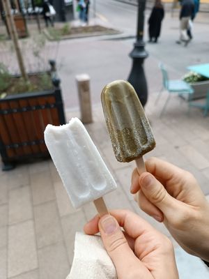 Left: coconut, right: pistachio at Anjuna Ice Pops in Budapest
