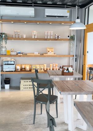 You can buy some vegan granola and fruits chips  at Cafe KOB Seaside in Koh Samui