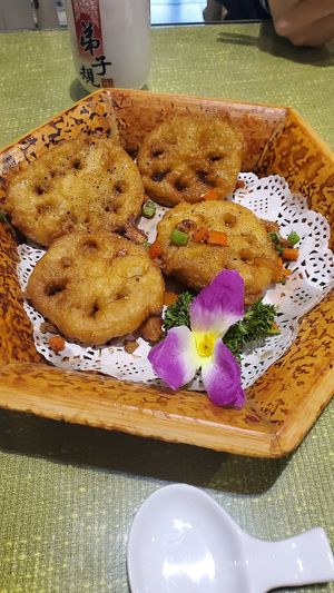 This Deep-fried lotus is killer at Yi Pin Qing Lian in Yancheng