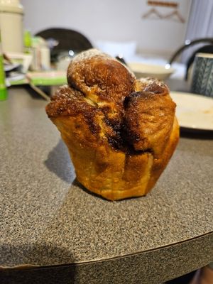 Vegan Cinnamonbun at Milford Road Merchant in Te Anau