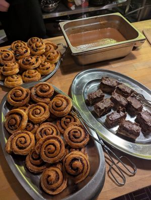 Cinnamon rolls and bread pudding from Nona's bakery. at Veganarchy in Antwerpen