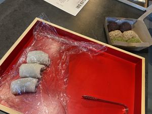 On the left mochi (tasty and smooth) and in the right upper corner glutinous rice balls with different toppings (red bean, sesame seed and a green herb (artemis?)). Both had a tasty red-bean paste filling, but I liked the mochi better at Atelier Giri in Arnhem
