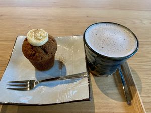 Carrot cake (tasty, with nice carrot pieces and a creamy topping) and Azuki milk tea (tasty, with red beans) at Atelier Giri in Arnhem