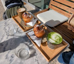Left is the Hojicha chai latte & Vanilla blueberry cruffin & on the right is a Matcha latte & a Chocolate cruffin. at Atelier Giri in Arnhem