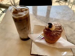 Hojicha coconut sugar bubble tea (nice and strong) and Blueberry/vanilla cream cruffin (flakey, crispy and tasty) at Atelier Giri in Arnhem