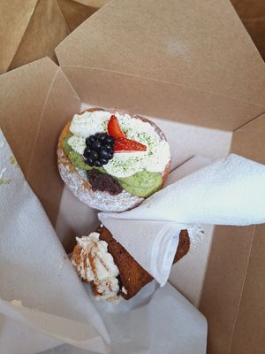 crumpet and carrot cake to go at Atelier Giri in Arnhem