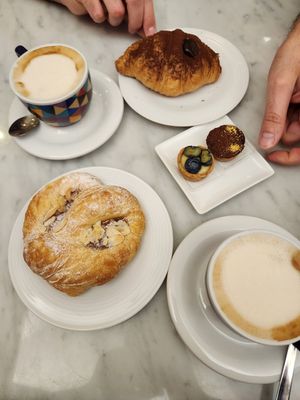 Pasticceria di buona qualità, presenti varie opzioni  e non il solito vuoto o integrale con frutti di bosco at Rebecca Pasticceria in Genoa