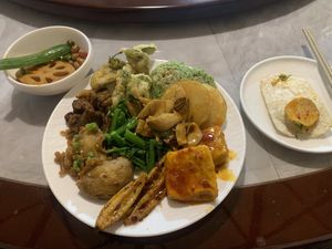 Tempura veggies and fried mushrooms   at Su Ke's House - 素客之家 (龙潭市井店) in Qujing