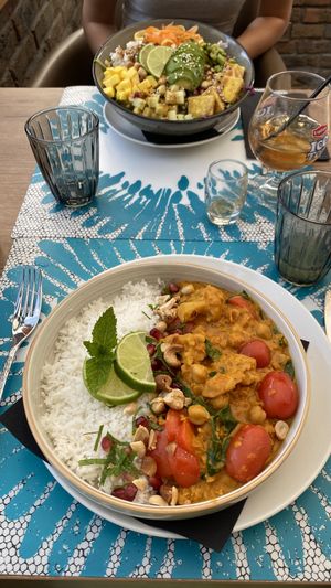 Curry and poké bowl  at Burghof in Burg-reuland
