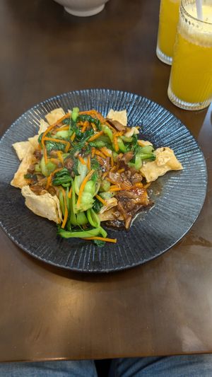 fried noodles with mixed vegetables and mushroom sauce at Anhly vegan in Sapa