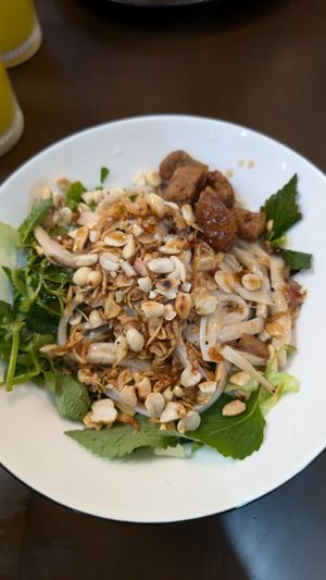 Noodles with vegan chicken at Anhly vegan in Sapa