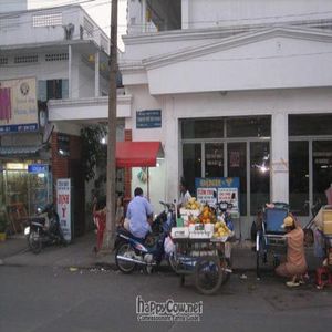 Dinh Y - Entrance down alley near white sign at Dinh Y in Ho Chi Minh City