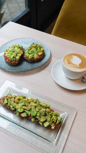 TOAST AVOCADO & TOMATO organic whole grain sourdough, gluten-free option at Che Vegan Café in Madrid