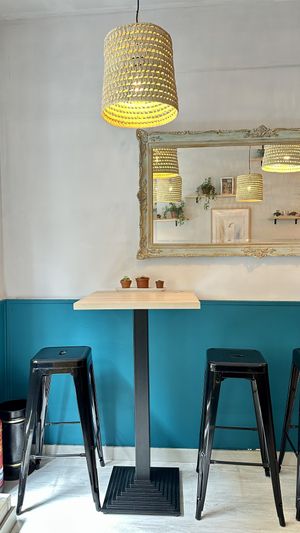 Cute place with lots of natural light  at Che Vegan Café in Madrid