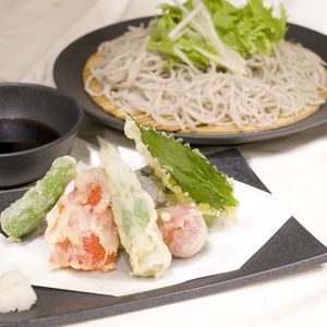 Vegan, plant-based, and Halal-friendly tenzaru soba. The crispy tempura is made with a blend of wheat flour and rice flour from Hiroshima. The vegetables vary by season. at Suisha - AQ'A Hiroshima Center (生そば食事処 水車 アクア広島バスセンター街店) in Hiroshima