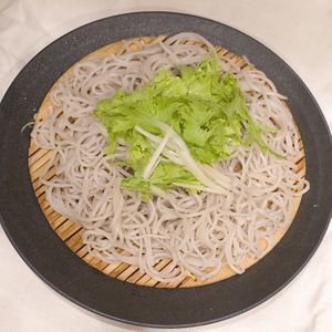 Vegan, plant-based, and Halal-friendly zaru soba. The zaru soba is topped with wasabi greens and celery.


 at Suisha - AQ'A Hiroshima Center (生そば食事処 水車 アクア広島バスセンター街店) in Hiroshima