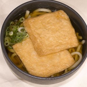 Vegan, plant-based, and Halal-friendly kitsune udon. The secret to its popularity is the deliciously sweet and aromatic fried tofu, which pairs perfectly with the dashi. You can also choose soba instead of udon. at Suisha - AQ'A Hiroshima Center (生そば食事処 水車 アクア広島バスセンター街店) in Hiroshima