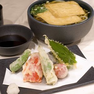 The plant-based broth and tofu-age broth blend together for a more delicious and gentle flavor. A luxurious set meal with tempura included. at Suisha - AQ'A Hiroshima Center (生そば食事処 水車 アクア広島バスセンター街店) in Hiroshima