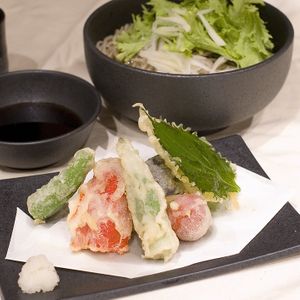 Vegan, plant-based, and Halal-friendly tempura soba. Tempura can be served separately or placed in the broth. This is a warm soba dish. The vegetables vary by season. at Suisha - AQ'A Hiroshima Center (生そば食事処 水車 アクア広島バスセンター街店) in Hiroshima