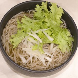 Vegan, plant-based, and Halal-friendly warm dashi soba. The soba is topped with vegetables. at Suisha - AQ'A Hiroshima Center (生そば食事処 水車 アクア広島バスセンター街店) in Hiroshima