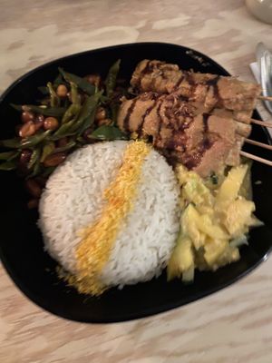  Vegan dinner menu main: Tofu with peanut sauce, green beans with peanut, mango and pineapple  at Devy Indonesian Street Food in Hamburg