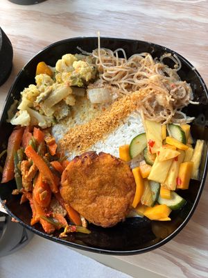 Reis als Basis mit Blumenkohl Curry, Glasnudel Salat, lecker Patty, Mango-Gurken-Salat und Pfannengemüse mit Tempeh  at Devy Indonesian Street Food in Hamburg