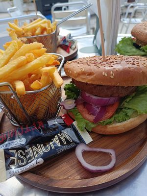 Hambúrguer vegan at Hot Oven in Vila Nova De Milfontes