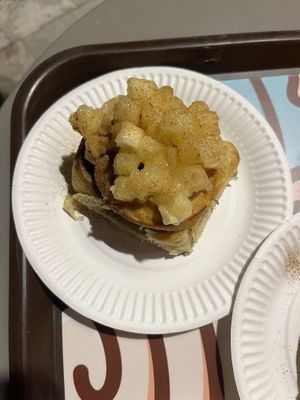 Cinnamon roll mela e cannella  at Mr Cinnamon in Caserta