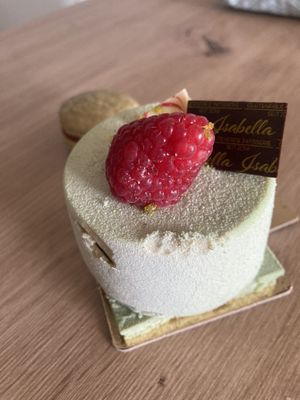 Pistazien Himbeer Törtchen und Erdbeer Matcha Macaron  at Isabella Glutenfreie Pâtisserie - Alter Wall in Hamburg