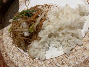 Nouilles sautées légumes sans œufs 🌱 & riz nature   at La Grande Muraille in Mons