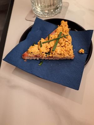 Tringolo vegano con insalata di uova ed erba cipollina at Triangoli Bar Vegetariano e Vegano in Treviso