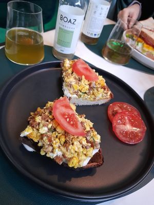 Fire: bruschetta with vegan egg and bacon at Triangoli Bar Vegetariano e Vegano in Treviso