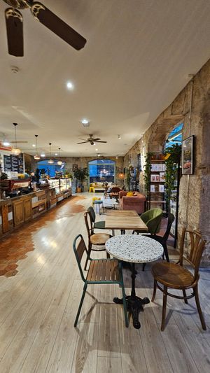 7:45am on Sunday is quiet at Oh Martine ! in Geneva