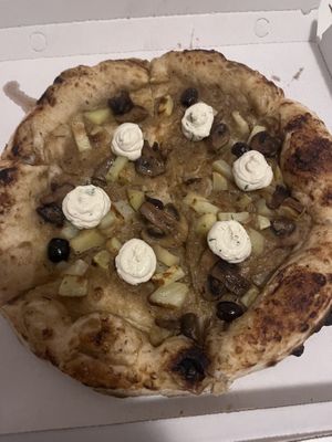 BIANCORISO
Crema ai porri, patate alle erbe, funghi, olive, ricotta vegan  at Pizza & Bio  in Bologna