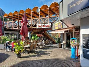 Entrance with outside seating at Pho Hanoi & Sushibar in Rosenheim