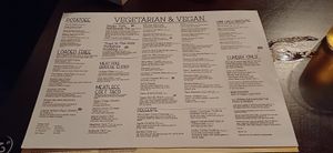 Menú vegetariano/vegano, con muchas opciones incluyendo "Vegan Sunday Roast", entre otras cosas típicas. at The King's Inn in York