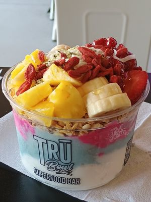 Island bowl with banana at TRU Bowl Superfood Bar in Chandler