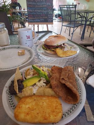 Chilaquiles verdes con milanesa y hash brown + torta de chilaquiles verdes con seitan y hash brown at 9 ó 6 Comida Vegana. in Puebla