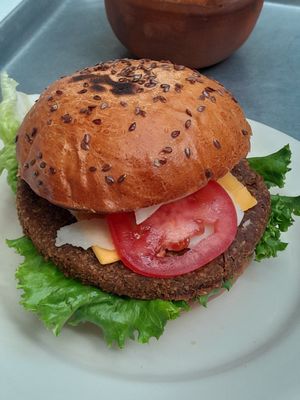 Hamburguesa de lentejas, con pan de masa madre y medallón de lentejas at 9 ó 6 Comida Vegana. in Puebla