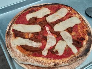 Pizza de seitán adobado. Pan de masa madre y queso de almendras. at 9 ó 6 Comida Vegana. in Puebla