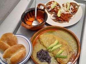 Omelet de garbanzo en salsa verde y picaditas (sopes) con chorizo de soya. at 9 ó 6 Comida Vegana. in Puebla